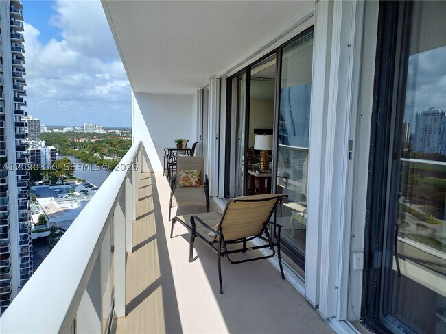 Foto del edificio - 3701 N Country Club Dr