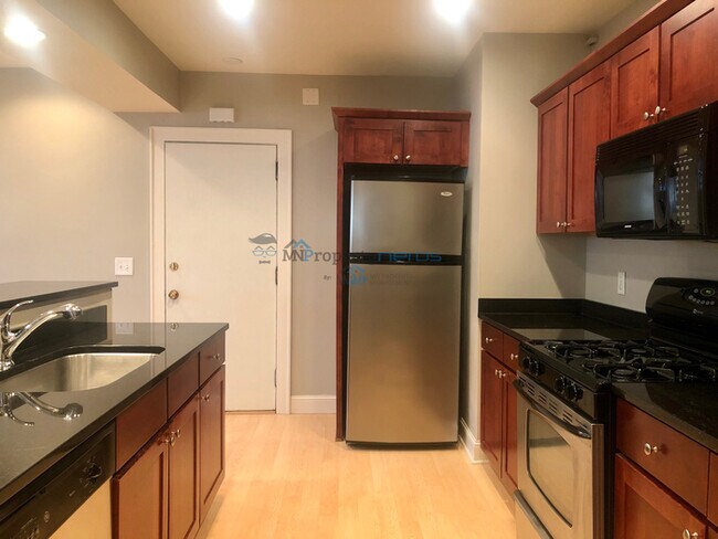 Foto del edificio - Huge 1 bedroom Condo with Street-Level Pri...