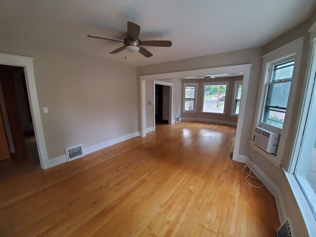 Foto del edificio - Updated 2 Bedroom + Den House in Downtown Madison!