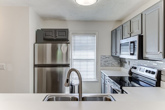 Building Photo - COMING SOON - Spacious Updated Condo in Great Location!