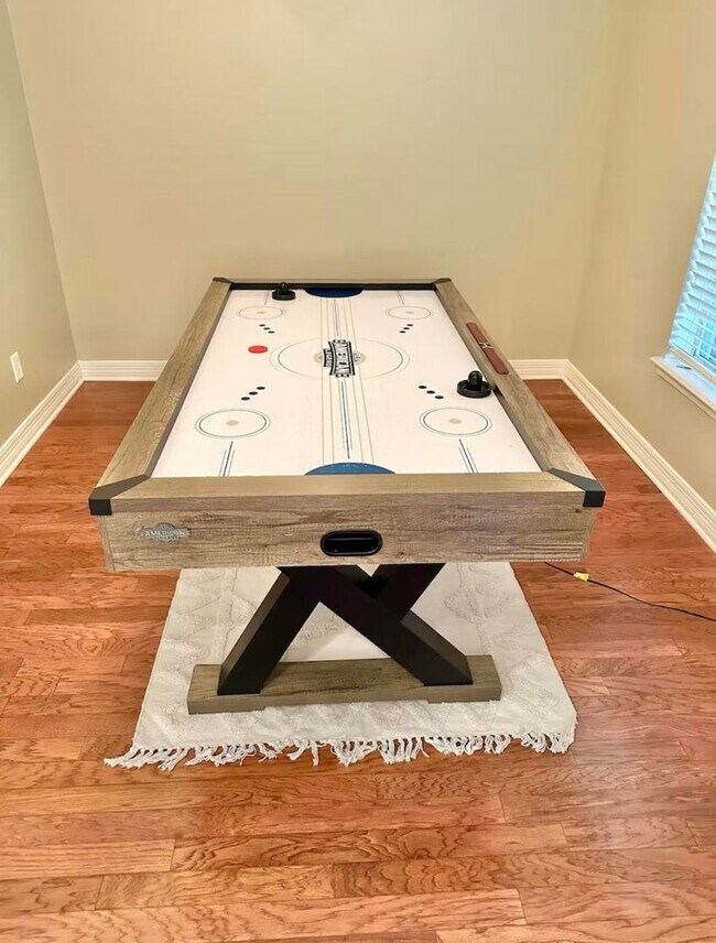 Foto del edificio - 328 Fletcher Dr