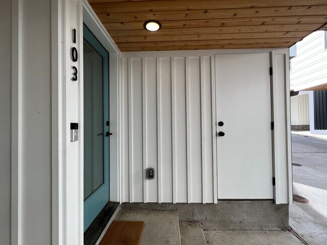 Building Photo - Modern Loft One Bedroom Home for Rent in H...