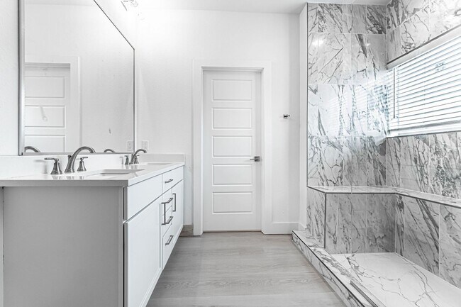 Foto del edificio - Beautiful townhome off of I St!