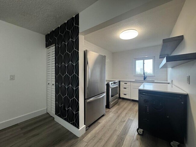 Building Photo - 2/1 Riverside Condo