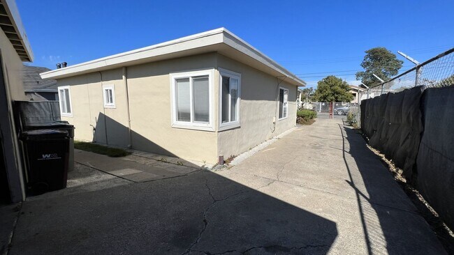 Building Photo - F00465