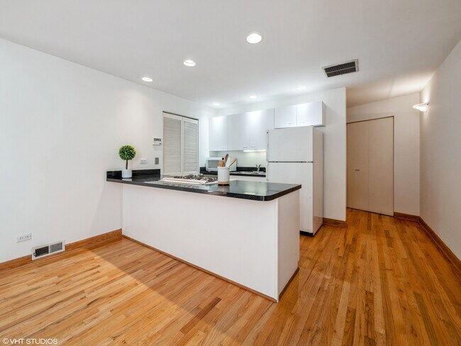 Foto del edificio - 1100 W Cornelia Ave