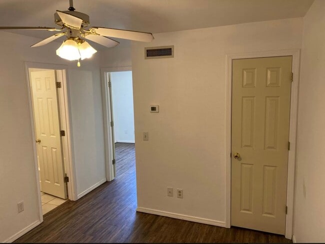 Building Photo - 2nd Floor Unit, 1 Bedroom, 1 Full Bathroom...