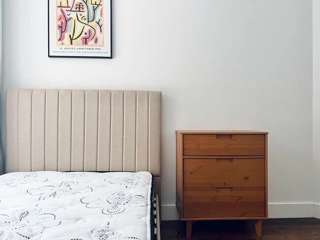 Foto del edificio - Furnished room/NOT APARTMENT