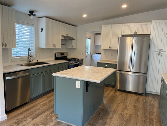 Foto del edificio - Remodeled Home Just Moments from Greenbank Farm!