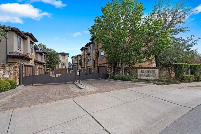 Building Photo - 6533 E Hill Dr