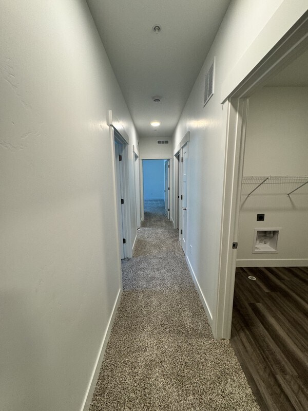 Building Photo - 710 715 S