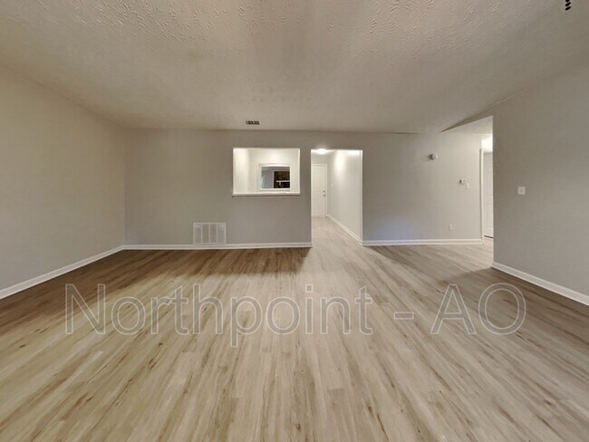 Foto del edificio - 9054 Thomas Rd