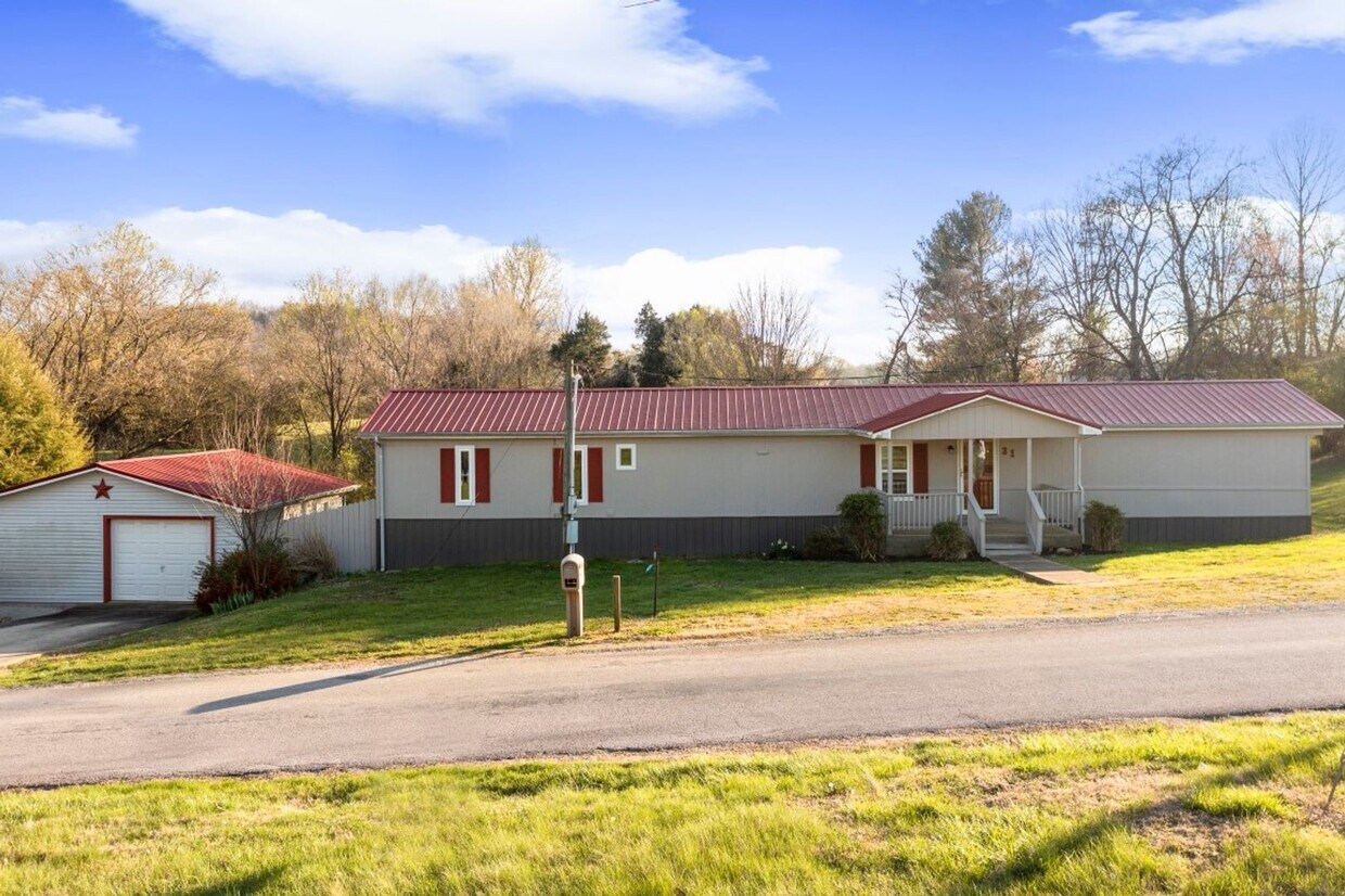 Foto principal - Charming 3-bedroom, 2-bathroom home locate...