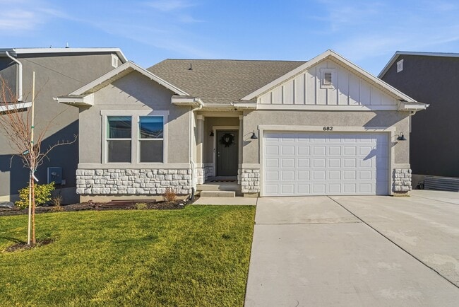 Building Photo - 682 Benedict Dr