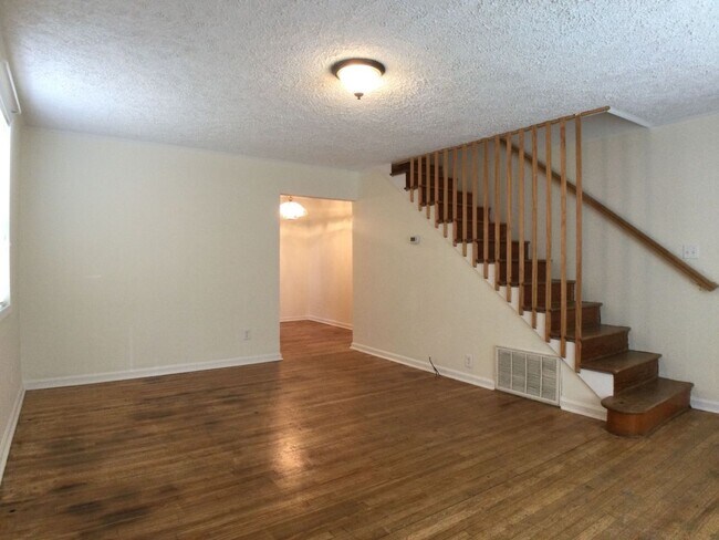 Foto del edificio - Radford, 4BR / 4BA, Available Now