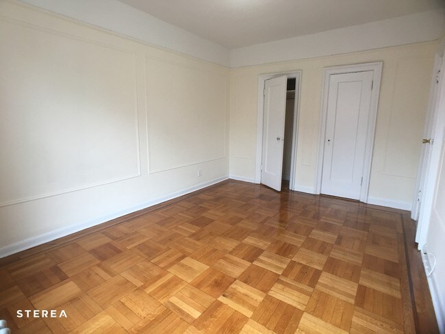 Foto del edificio - 11835 Metropolitan Ave