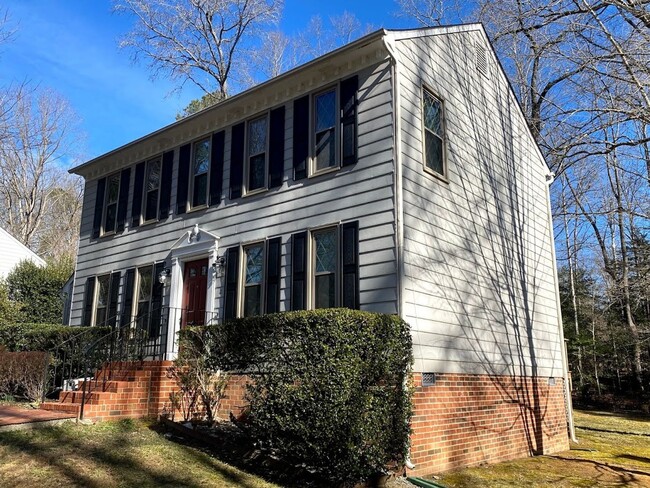 Building Photo - 3 Bedrooms, 2.5  Bath Immaculate Colonial ...