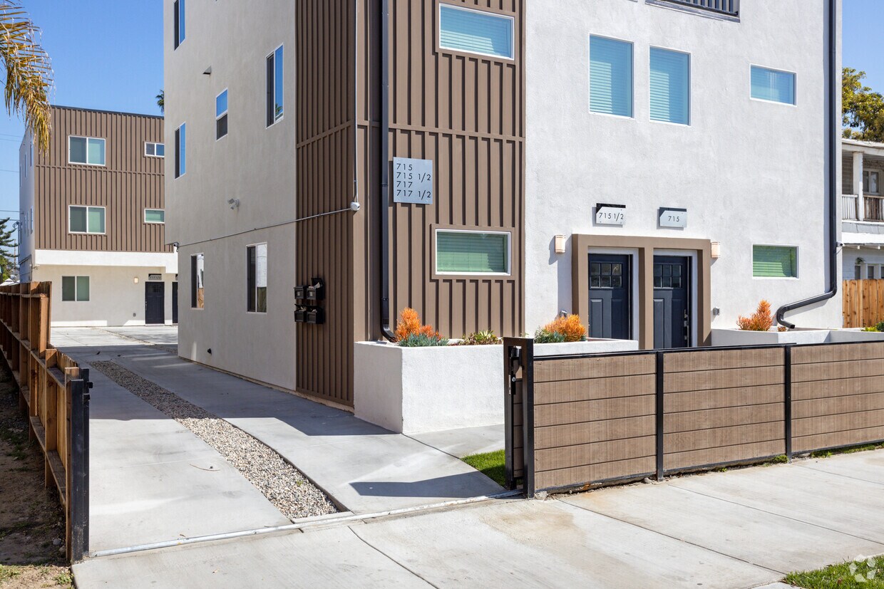 Entrance - 715 W 47th St