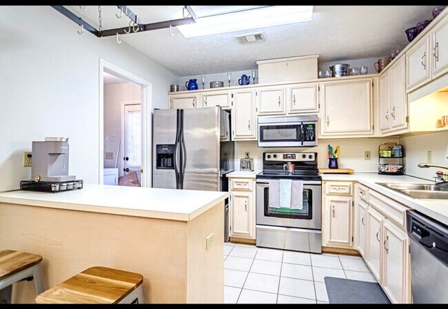 Building Photo - 5240 Spinnaker Ct
