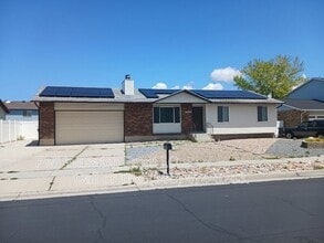 Building Photo - 3964 Kilt St