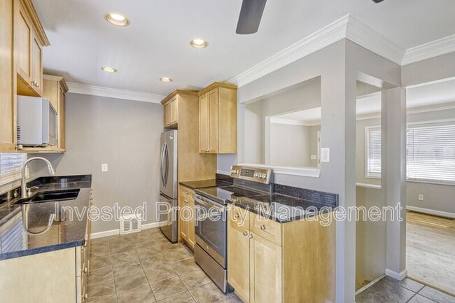 Building Photo - 1365 S Grape St