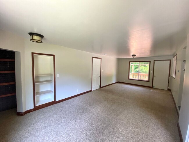Building Photo - 2 Bedroom/1BA PLUS Garage -  Close to the ...