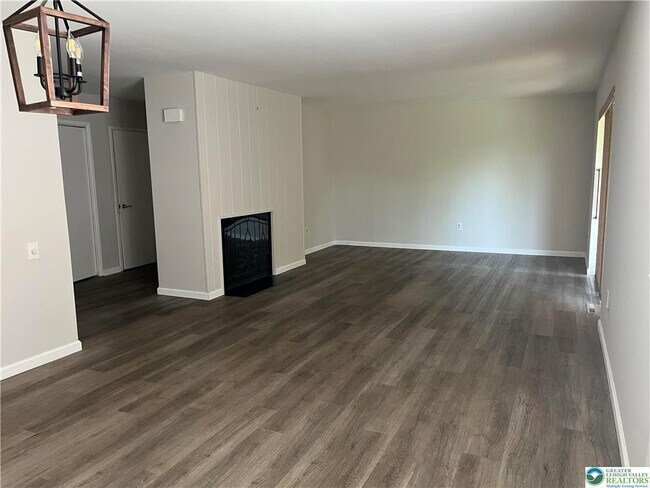 Foto del edificio - 328 Carver Dr