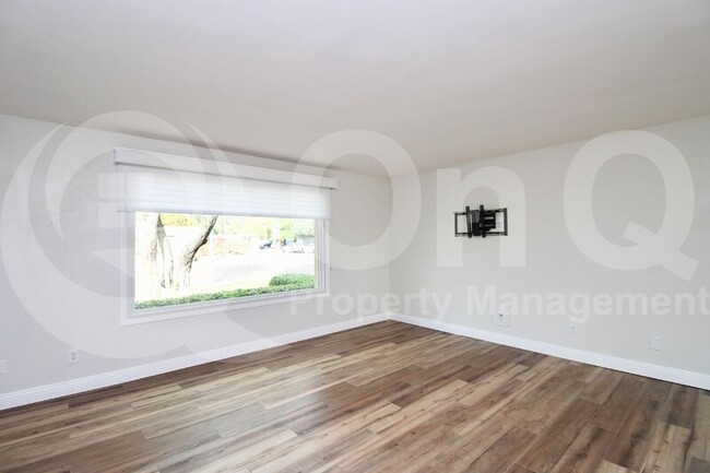 Building Photo - 8319 E Vista Dr