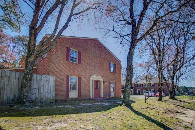 Building Photo - Renovated 3 Bedroom, 2 1/2 Bath Townhome i...