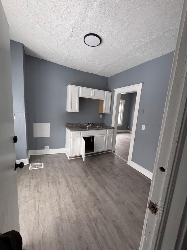 Building Photo - 3438 E 121