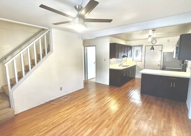 Foto del edificio - SPACIOUS TOWNHOUSE 2 BED/1.5 BATH/1 PRKG, ...