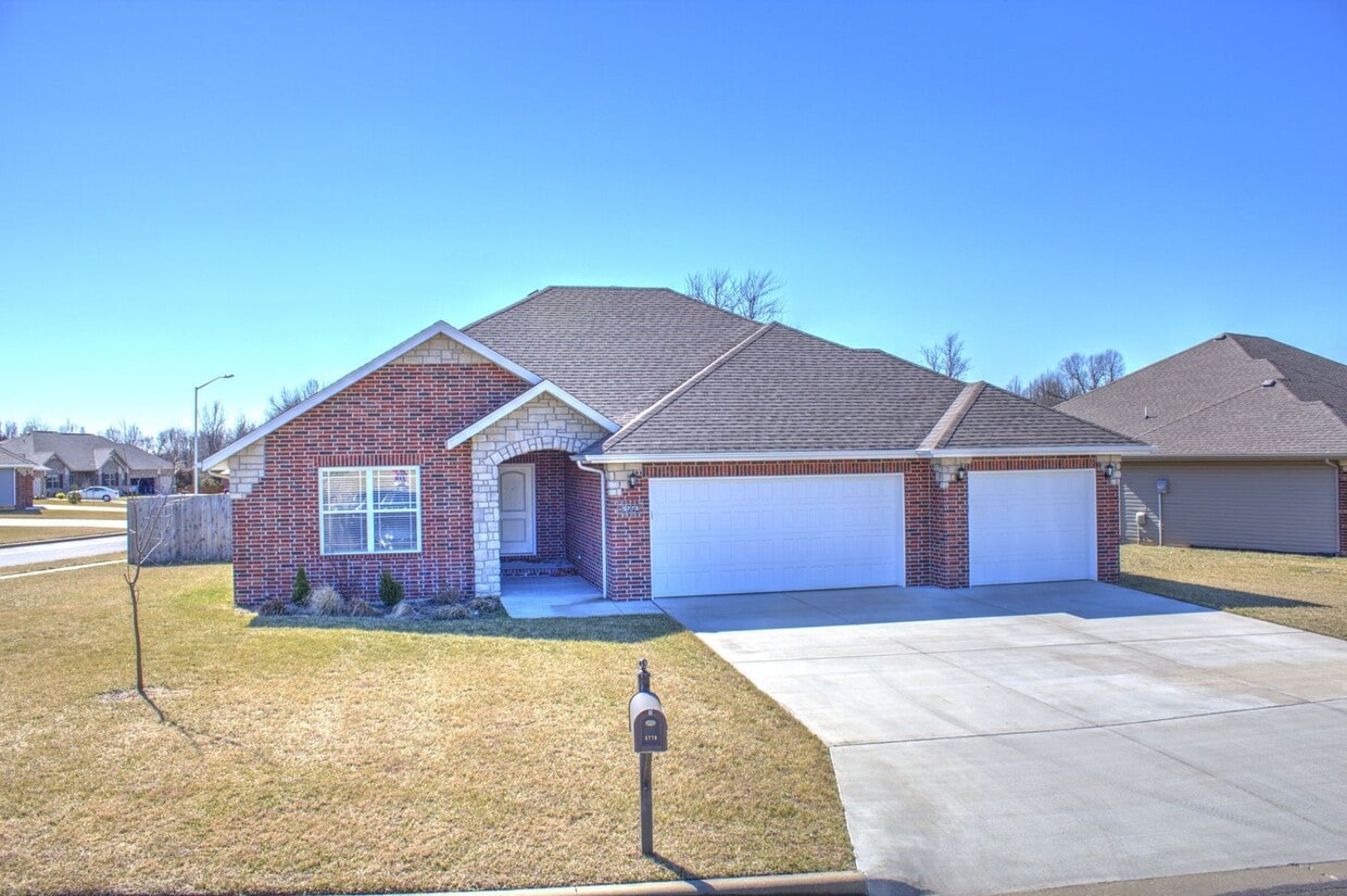 5776 E Gatehouse Dr, Strafford, MO 65757 House Rental in Strafford