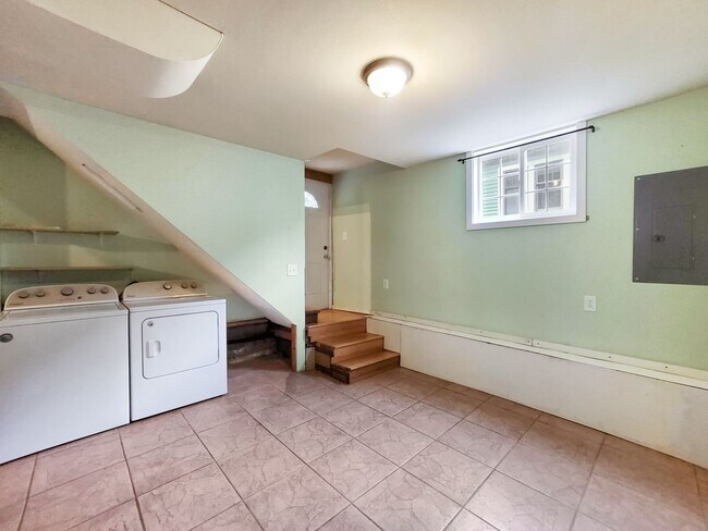 Building Photo - 2-Story home with parking off of Market St...