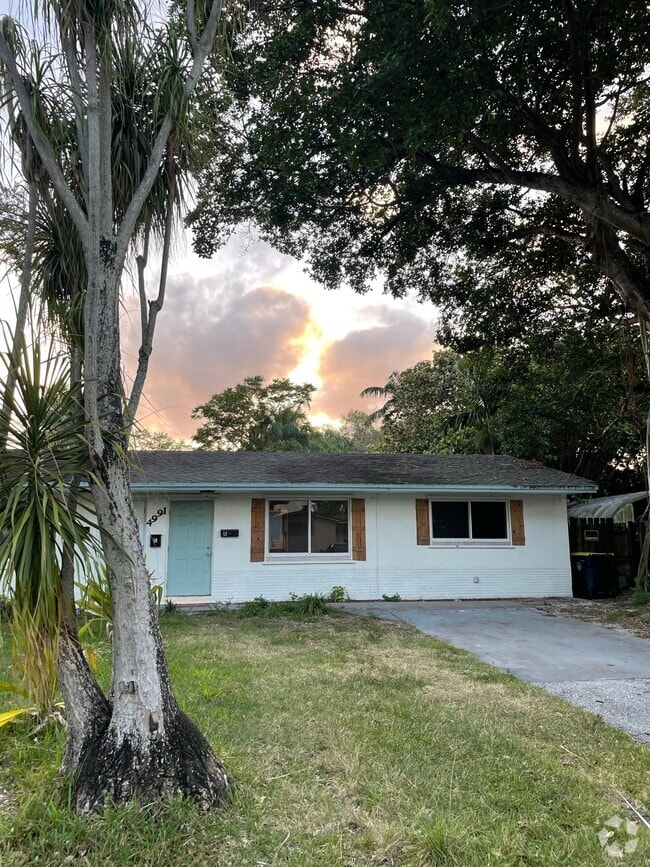 Building Photo - 4991 SW 27th Ave