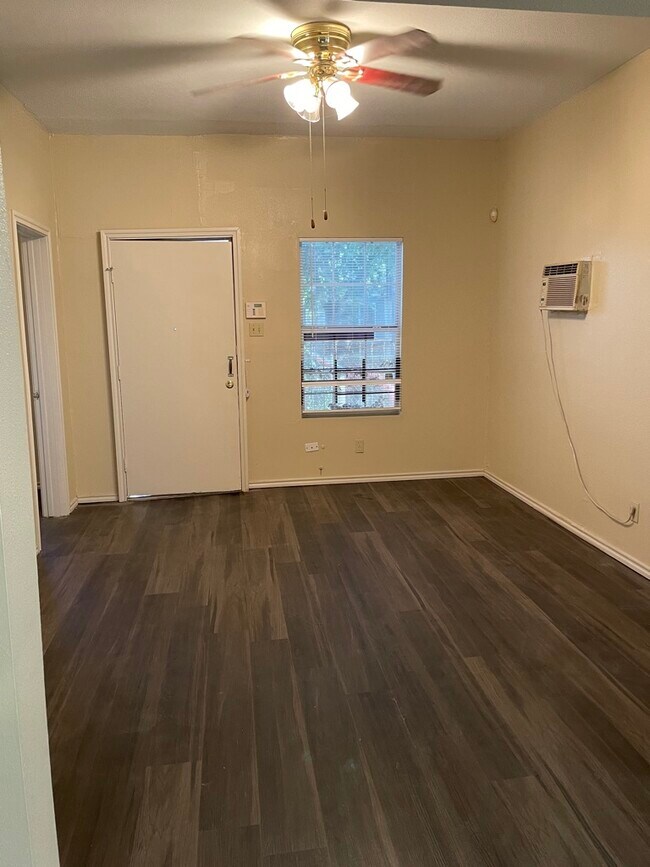 Building Photo - 403 Blue Bonnet St