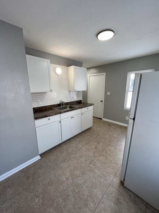 Building Photo - 2 Bedroom 1 Bath House for Rent!