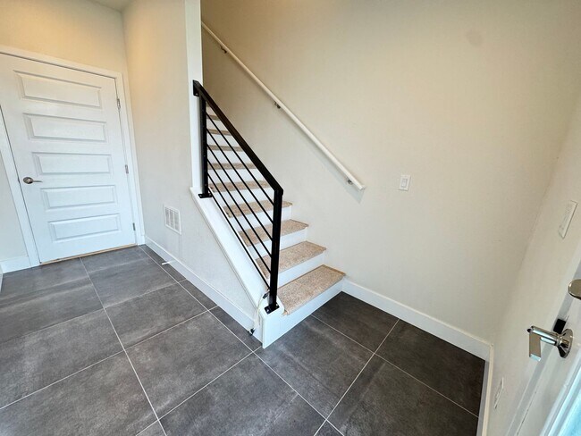 Foto del edificio - Denver Townhome with Great Views - License #2024-ENTITY-0003918