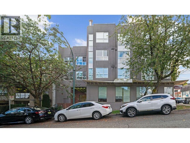 Photo du bâtiment - 988 W 21st Ave