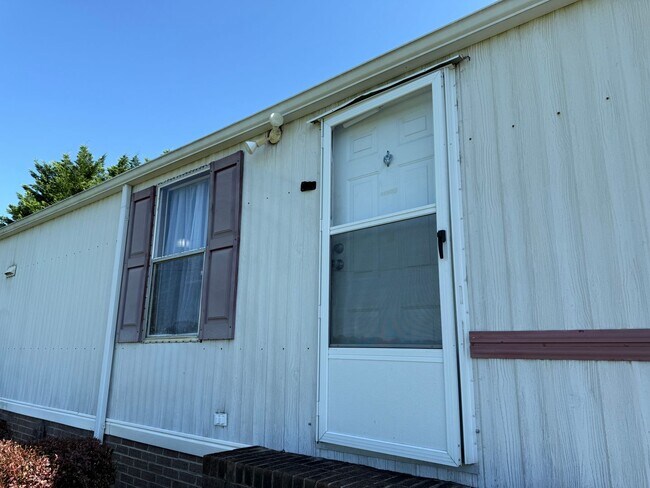 Foto del edificio - Charming Rural Home with Large Yard & Storage
