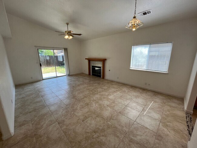 Foto del edificio - NE Visalia home coming soon