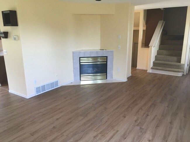 Foto del edificio - ***PENDING APPLICATION*** 2 Story Pet Friendly Contemporary 3 Bed Home w/ Views, Yard Service Inc...