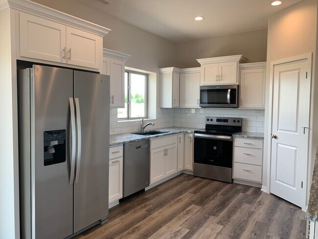 Foto del edificio - Brand New Spacious 2-Story with 3 bedrooms/2.5 bathrooms in Waverly