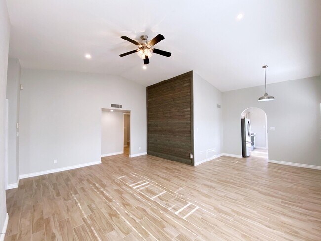 Foto del edificio - 6884 E Kings Ave