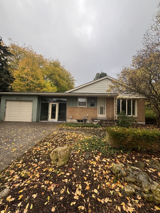 Primary Photo - 333 Erb St. W