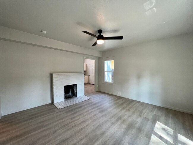 Foto del edificio - Charming 2 Bedroom, 1 Bathroom Home - Refreshed Interior