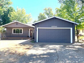 Building Photo - 10941 Badger Ct