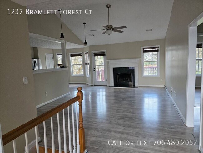 Building Photo - 5-bedroom, 3-bathroom Home just minutes to...