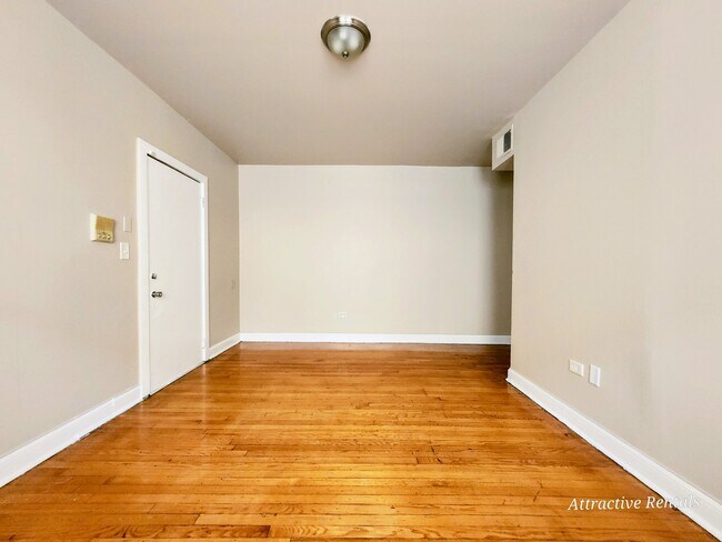 Photo - 4840 W Adams St (Chicago, IL) Apartment