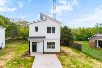 Building Photo - 2043 Greenoak Dr