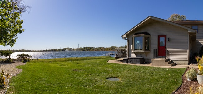 Building Photo - 23231 W Lakeshore Dr
